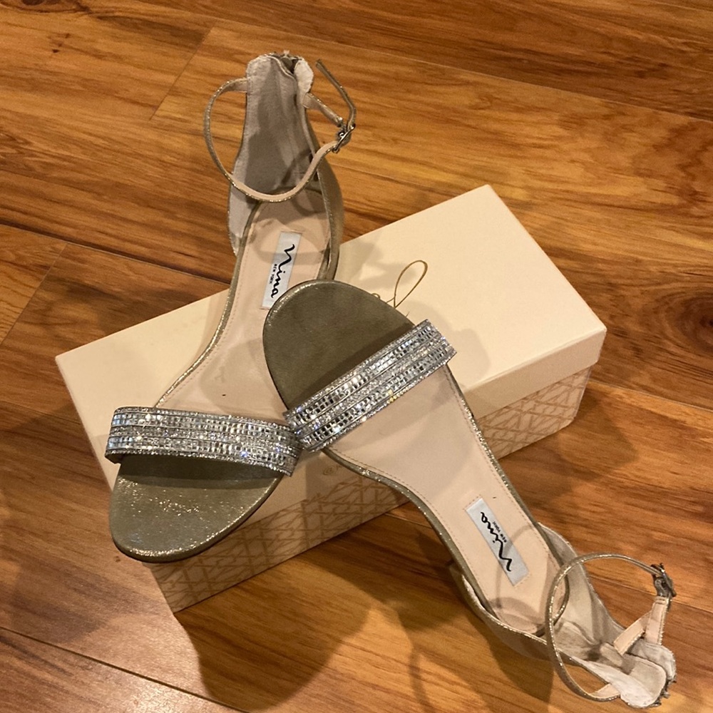 Nina sparkly rose gold sandals size 8.5, great condition. Worn 1 time.